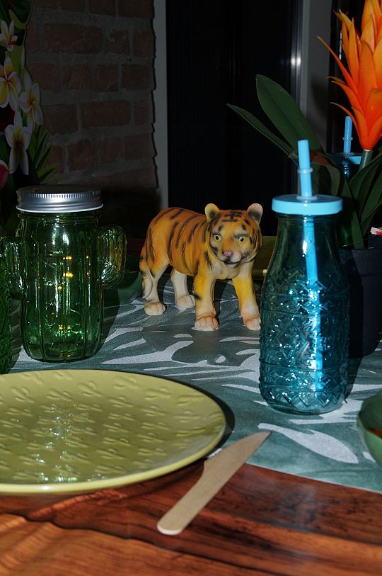 Jungle detail tijger op tafel.JPG
